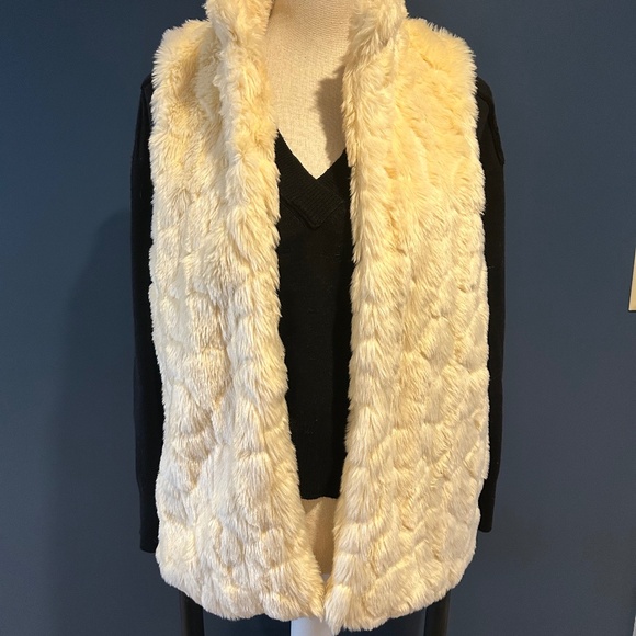 Faux Fur Vest - Picture 1 of 4